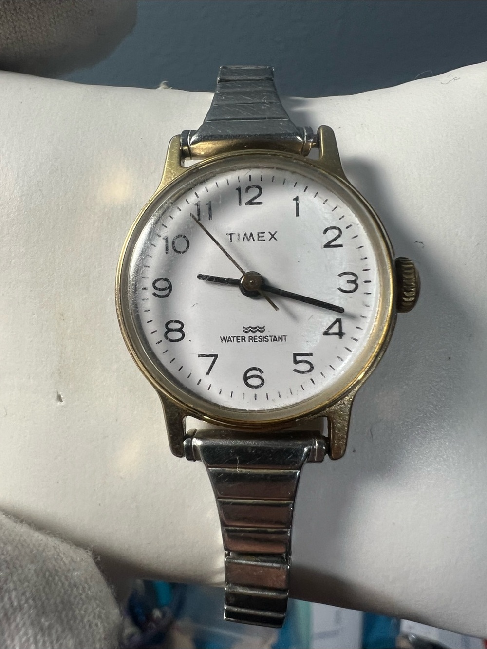 (187)Vintage Women Timex White Dial Gold-Tone Case Silver Stretch Band Watch